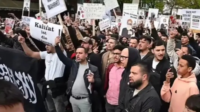 Χάσμα γενεών: Οι νέοι μουσουλμάνοι στην Ευρώπη ζητούν ένα ακόμα πιο αυστηρό Ισλάμ από τους προγόνους τους....