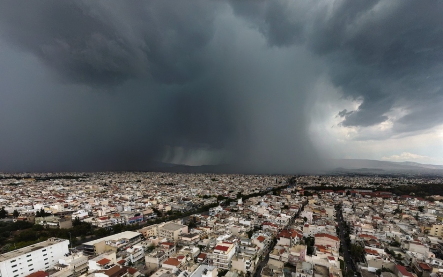 Ο καιρός τρελάθηκε: Μετά τον καύσωνα έρχονται σφοδρές καταιγίδες – «Red Code» για Αττική και άλλες 10 περιοχές