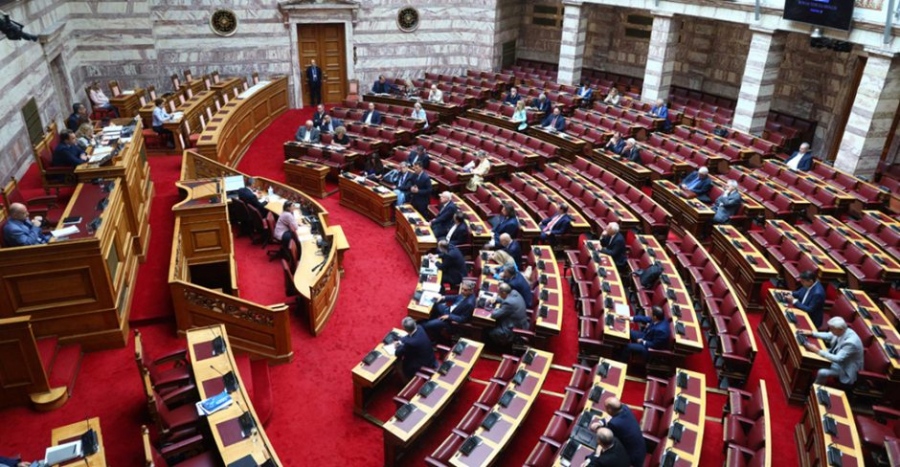 Τραγέλαφος στη Βουλή: Δεν έβρισκαν ομιλητές... γιατί περίμεναν τον Μητσοτάκη 