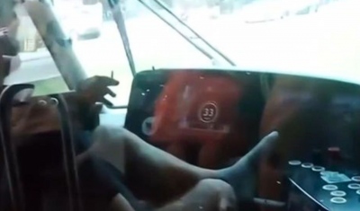 Απίστευτος οδηγός τραμ οδηγεί με τα πόδια στην κονσόλα και καπνίζει - Η ανακοίνωση της ΣΤΑΣΥ