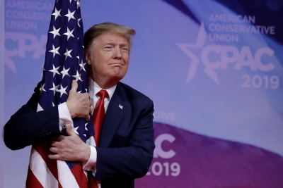 Ο Trump θα υπογράψει διάταγμα για ποινική δίωξη όσων βεβηλώνουν την αμερικανική σημαία