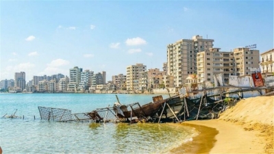 Νέες προκλήσεις στα Βαρώσια: Οι Τούρκοι ανοίγουν ακόμη ένα κομμάτι παραλίας για ξαπλώστρες και ομπρέλες