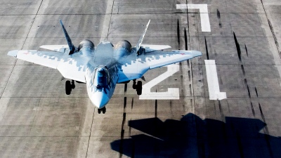 Ρωσική επανάσταση από τη Sukhoi - Μετατρέπει το Su-57 σε... κέντρο πολέμου drones, αφήνει μίλια πίσω τα F-35 και J-20