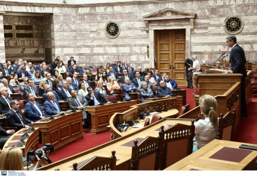 O Μητσοτάκης στρώνει «τραπέζι» σε γαλάζιους βουλευτές με πιάτο τους κεντρώους ψηφοφόρους