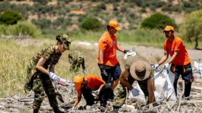 Το Κοινωφελές Ίδρυμα Αθανάσιος Κ. Λασκαρίδης και οι Ένοπλες Δυνάμεις καθαρίζουν τις ακτές της Λέσβου
