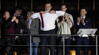 Πάρτι Imamoglu μετά τη νίκη στις εκλογές - Πέταξε τη γραβάτα και χόρεψε ποντιακό τραγούδι