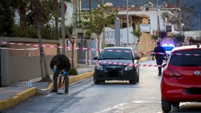 Δολοφονία την Κρήτη: Στα δικαστήρια ο 54χρονος που πυροβόλησε και σκότωσε τον 21χρονο - Χειροπέδες και στη σύζυγό του