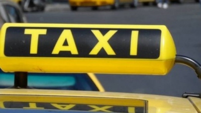 Χειροπέδες σε 25χρονο που λήστευε οδηγούς ταξί σφίγγοντας τη ζώνη ασφαλείας γύρω από τον λαιμό - Αναζητείται ο συνεργός του