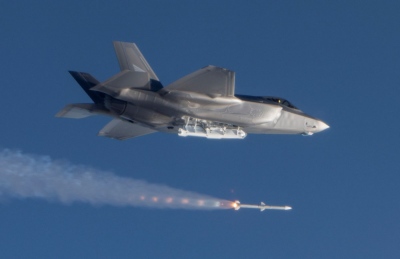 Δοκιμές στις ΗΠΑ - Ο πύραυλος AIM-120 AMRAAM πέτυχε ρεκόρ εμβέλειας, σύμφωνα με το Πεντάγωνο