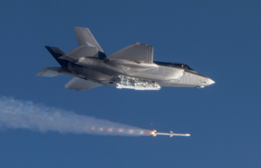 Δοκιμές στις ΗΠΑ - Ο πύραυλος AIM-120 AMRAAM πέτυχε ρεκόρ εμβέλειας, σύμφωνα με το Πεντάγωνο