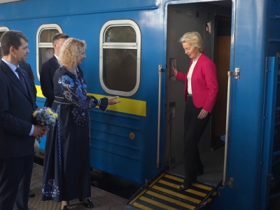 Στο Κίεβο η von der Leyen: Ανακοινώνει ενσωμάτωση της αμυντικής βιομηχανίας της Ουκρανίας στην ΕΕ