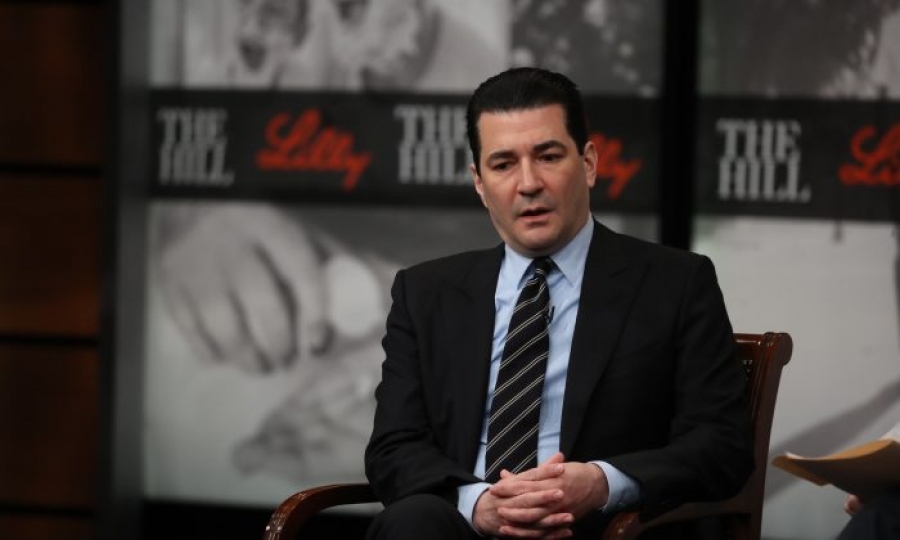 Gottlieb (Pfizer): Μειώνονται οι λοιμώξεις από Covid και οι ΗΠΑ πρέπει να άρουν τα μέτρα και την υποχρεωτικότητα των εμβολιασμών