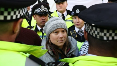 Νέοι μπελάδες για την Greta Thunberg - Συνελήφθη σε διαμαρτυρία στο Λονδίνο (vid)