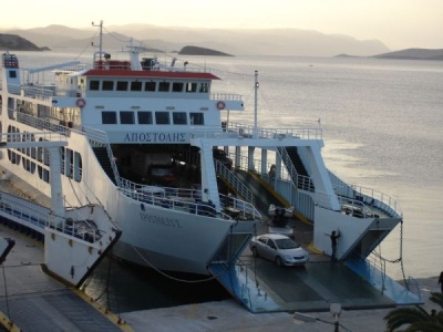 Φέρι μποτ προσάραξε σε ξέρα στα Νέα Στύρα - Κατεβάζουν με βάρκες τους επιβάτες