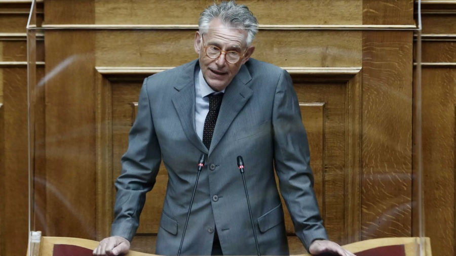 Ο Μητσοτάκης καρατόμησε τον Πνευματικό μετά τη θύελλα για τα περί... διαλογής καρκινοπαθών - Τσίπρας: Too little, too late