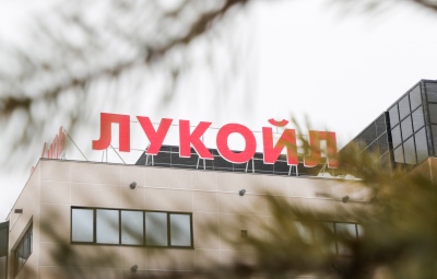 Ευρωπαϊκή Επιτροπή:  Οι κυρώσεις των ΗΠΑ κατά της Lukoil ισχύουν μόνο για Αμερικανούς – «Παράθυρο» για παράκαμψη μετά τις αντιδράσεις