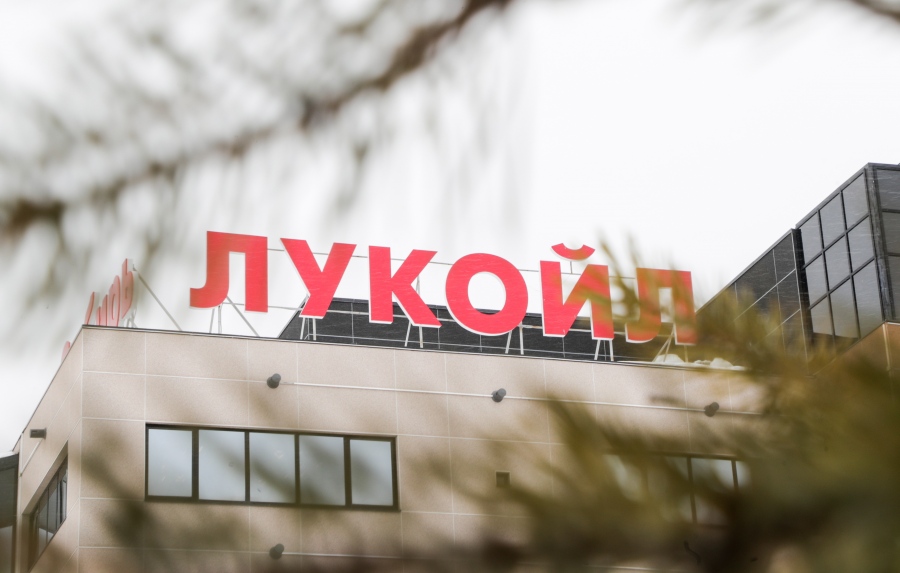 Ευρωπαϊκή Επιτροπή:  Οι κυρώσεις των ΗΠΑ κατά της Lukoil ισχύουν μόνο για Αμερικανούς – «Παράθυρο» για παράκαμψη μετά τις αντιδράσεις