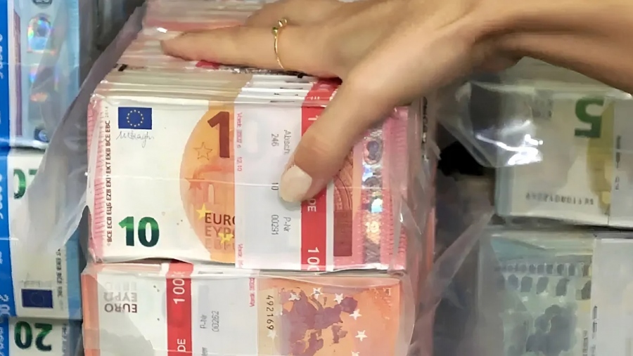 Η Ουκρανία έλαβε την πρώτη δόση ενός δανείου της ΕΕ ύψους 90 δισεκατομμυρίων ευρώ για αμυντικές δαπάνες