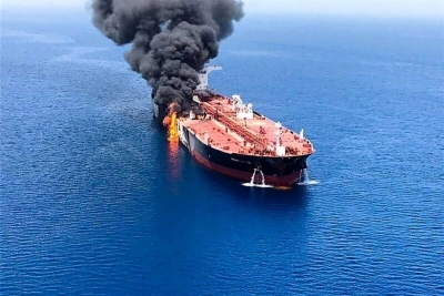 Ένα λάθος στην πλοήγηση των τάνκερ, άναψε φωτιές στα στενά του Ορμούζ