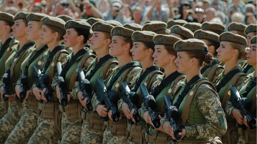 «Όλοι ανεξαιρέτως θα πολεμήσουν» - Η Ουκρανία εξετάζει την επιστράτευση των γυναικών
