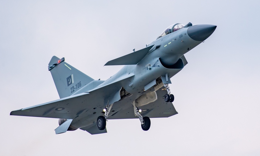 Το κινεζικό μαχητικό J-10CE αλλάζει τις ισορροπίες: Το «Rafale Killer» αναδιαμορφώνει τους ουρανούς της Ασίας