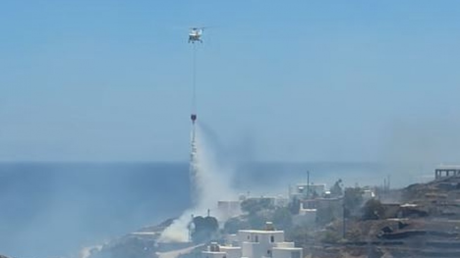 Συναγερμός στη Σύρο - Βελτιωμένη η εικόνα της φωτιάς στην περιοχή Αμπέλα - Στην κατάσβεση και εναέρια μέσα, ήχησε το 112