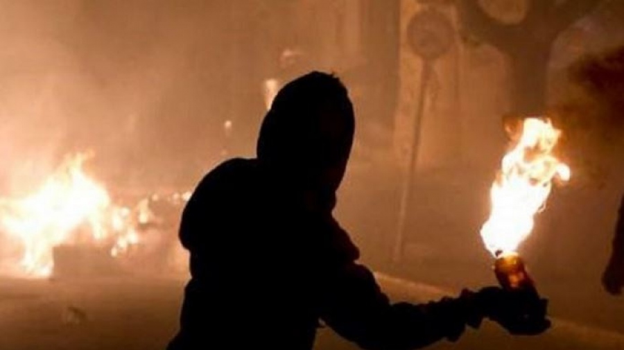 Εξάρχεια: Επεισόδια με μολότοφ και χημικά μεταξύ αγνώστων και αστυνομικών δυνάμεων