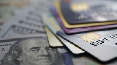 Η Fed  προκαλεί πιστωτική ασφυξία και οδηγεί σε χρεοκοπία – Σκάει η αγορά των πιστωτικών καρτών άνω του 1 τρισ. δολ.