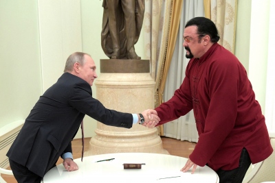 Ρώσος πολίτης ο ηθοποιός Steven Seagal - Δικαιούται... μηνιαία σύνταξη 80 δολ.