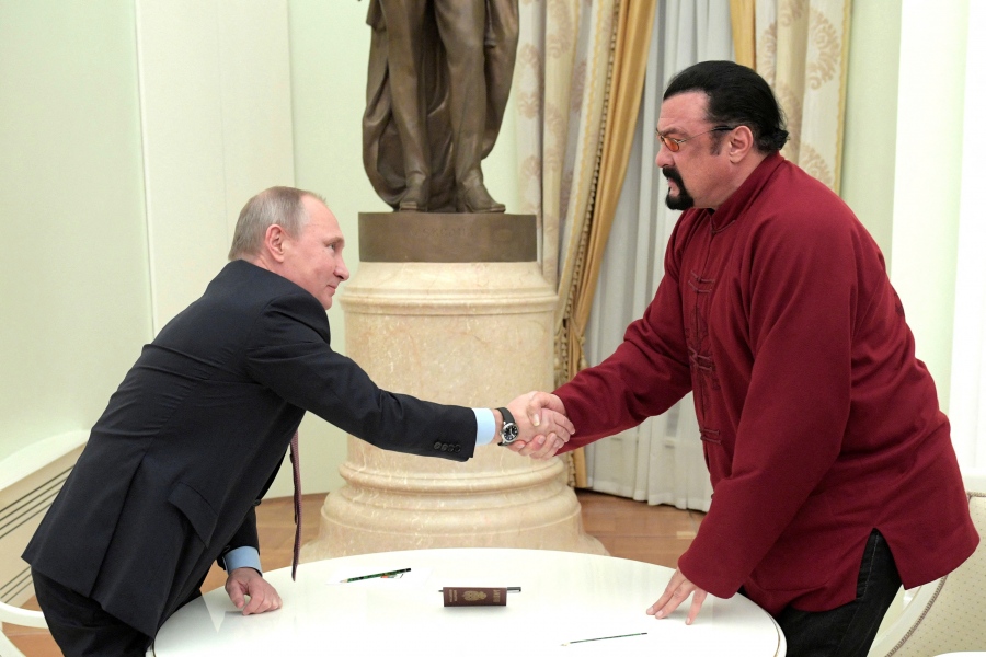 Ρώσος πολίτης ο ηθοποιός Steven Seagal - Δικαιούται... μηνιαία σύνταξη 80 δολ.