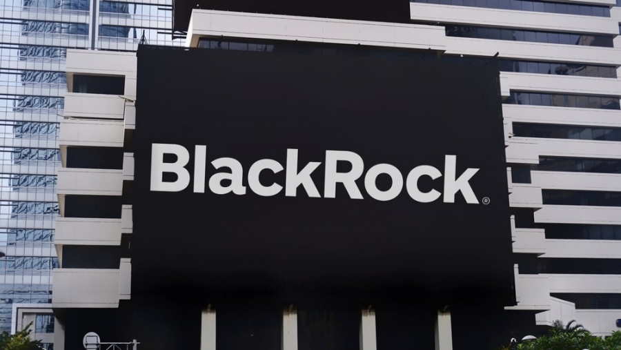 BlackRock: Ο «γίγαντας» των αγορών σπάει νέο ρεκόρ – Εκτοξεύθηκαν στα 15,3 τρισ. δολ. τα υπό διαχείριση assets