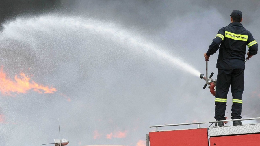 Συναγερμός στο Ηράκλειο της Κρήτης - Φωτιά σε εργοστάσιο χαρτιών - Καίγονται τρία σπίτια, μήνυμα από το 112