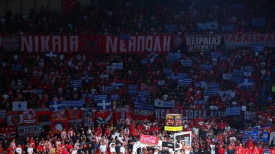 Πατριωτικό αμόκ στο ΣΕΦ - Οι οπαδοί του Ολυμπιακού γέμισαν με ελληνικές σημαίες το γήπεδο (photo)