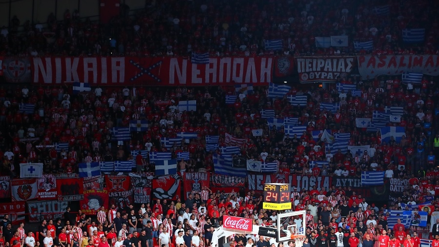 Πατριωτικό αμόκ στο ΣΕΦ - Οι οπαδοί του Ολυμπιακού γέμισαν με ελληνικές σημαίες το γήπεδο (photo)
