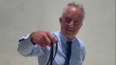 Υπουργός των ΗΠΑ...πιάνει φίδια - Άνετος ο Robert Kennedy Jr σε ρόλο...θηρευτή