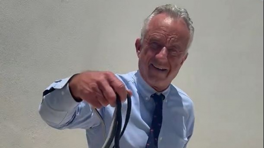 Υπουργός των ΗΠΑ...πιάνει φίδια - Άνετος ο Robert Kennedy Jr σε ρόλο...θηρευτή