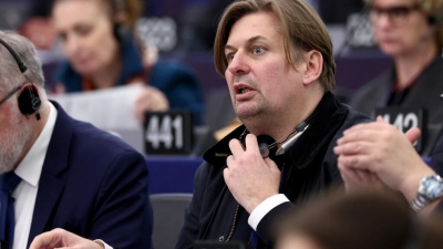 Στα αριστερά του Hitler: Γερμανός κλόουν της AfD ζητά αναγνώριση των Κατεχόμενων - Αποθέωση στη Τουρκία για τον βουλευτή με την περούκα