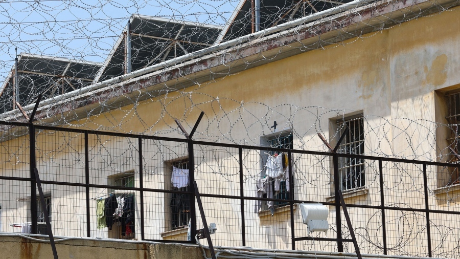 Συναγερμός στις φυλακές Κορυδαλλού - Εντοπίστηκε πιστόλι με γεμιστήρα και 8 σφαίρες θαμμένο στο προαύλιο