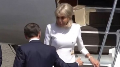 Νέο «χαστούκι» της Brigitte στον Macron - Αρνήθηκε να του δώσει το χέρι της (vid)