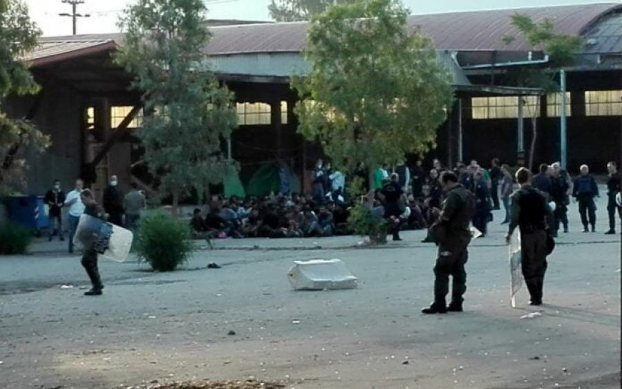 Κλείδωσαν σε εργοστάσιο λαθρομετανάστες και τους εκβίαζαν