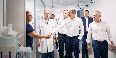 Επίσκεψη Μητσοτάκη στο ΚΑΤ – Συνομίλησε με πολίτες και προσωπικό