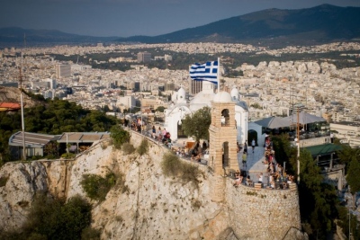 Τουρίστας πήγε να βγάλει φωτογραφία και έπεσε από τον... Άη Γιώργη στον Λυκαβηττό