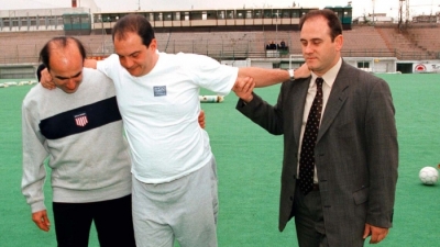 Η μέρα που ο Κώστας Καραμανλής έπαιξε ποδόσφαιρο αλλά τον... τιμώρησε η μπάλα