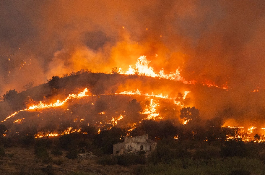 Φονική πυρκαγιά στην Ισπανία:  12 νεκροί, πάνω από 60.000 στρέμματα στάχτη σε 3 ημέρες – Μάχη για να σωθούν κατοικημένες περιοχές