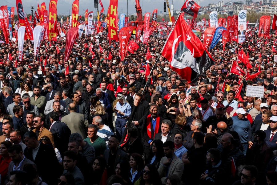 Ογκώδης συγκέντρωση εκατοντάδων χιλιάδων υποστηρικτών του φυλακισμένου Ekrem Imamoglu στην Κωνσταντινούπολη