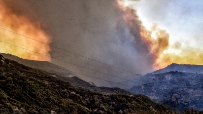 Συνεχίζεται η μάχη με τις φλόγες στην Πάρο - Ισχυροί άνεμοι, εκκενώθηκαν πένε οικισμοί