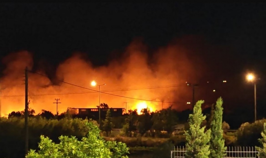 Πυρκαγιά στην Κερατέα, κοντά στη λεωφόρο Λαυρίου - Επιχειρούν 61 πυροσβέστες