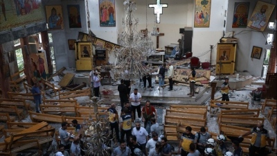 Συγκλονιστικό βίντεο - Ιερός Ναός Προφήτη Ηλία Δαμασκού, μία ημέρα μετά την επίθεση: Χιλιάδες Χριστιανοί ψέλνουν υπερήφανα