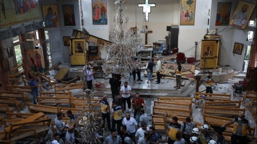 Συγκλονιστικό βίντεο - Ιερός Ναός Προφήτη Ηλία Δαμασκού, μία ημέρα μετά την επίθεση: Χιλιάδες Χριστιανοί ψέλνουν υπερήφανα