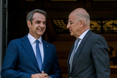Ο Δένδιας διαχωρίζει τη θέση του από τη φθίνουσα κυβέρνηση και προβάλλει ως ηγέτης όλων των κεντροδεξιών δυνάμεων